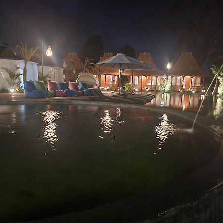 Starlake Villa & Glamping Kubupenlokan Kültér fotó